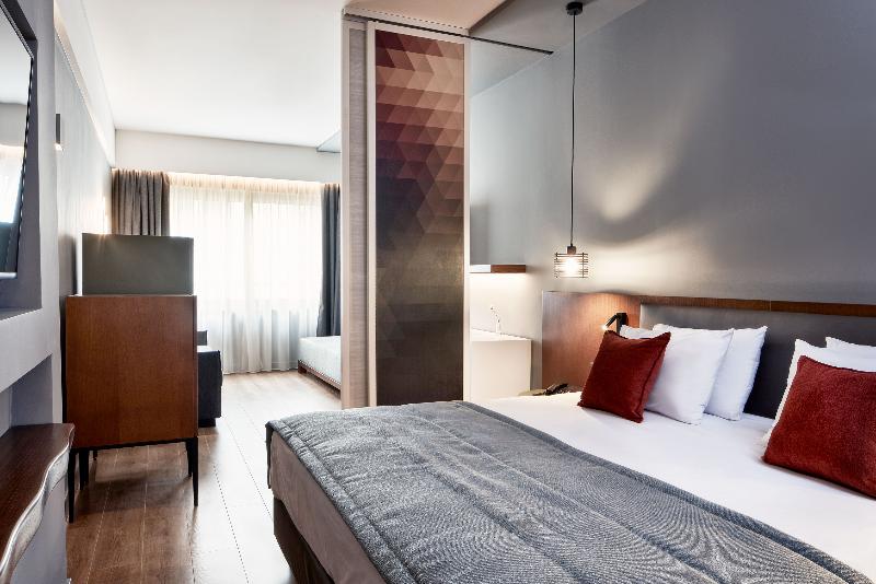 スタンダード4人部屋, Achilleas