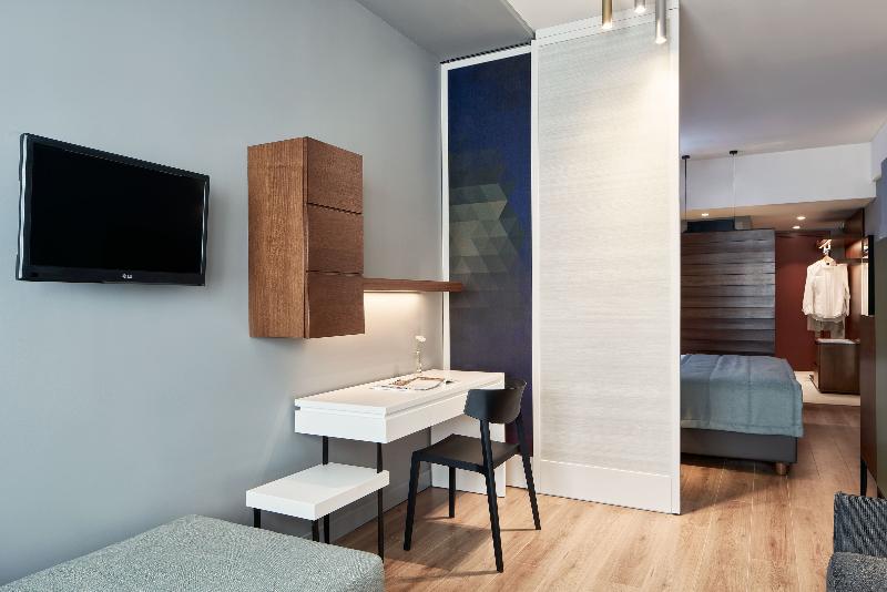 スタンダード4人部屋, Achilleas