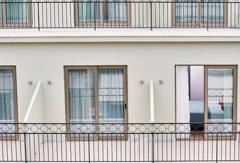 スーペリアールーム, Achilleas