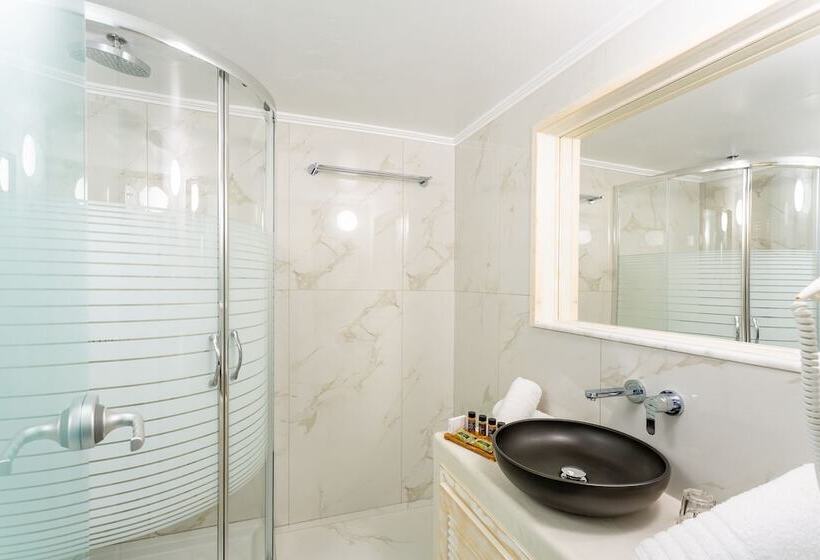 سوییت جونیور با چشم‌انداز شهر, Rhodos Horizon City Adults Only