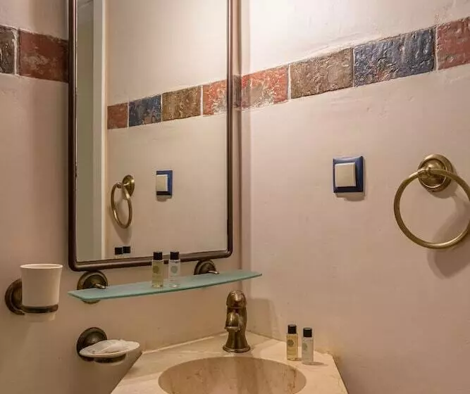 سوییت با چشم‌انداز باغ, Suites Pandora