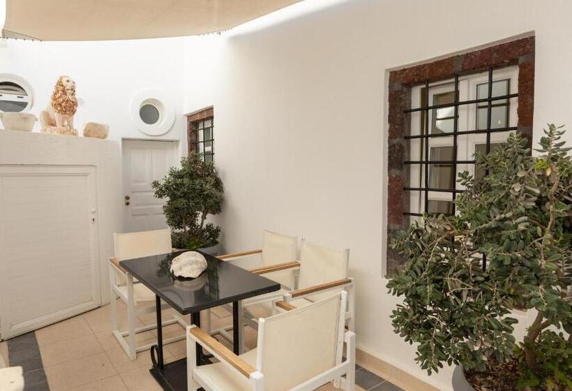 스탠다드 룸, The Tsitouras Collection