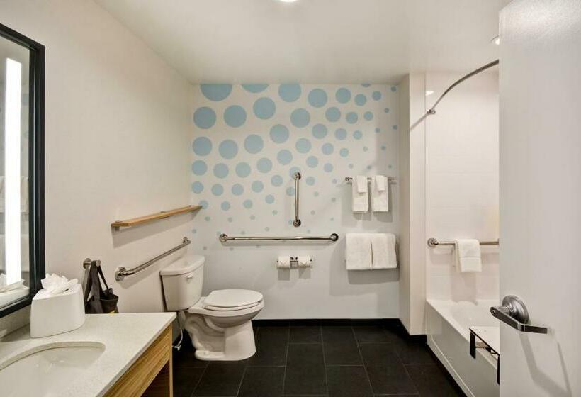 适合残疾人士使用的带超级大床的标准间, Tru By Hilton Denver