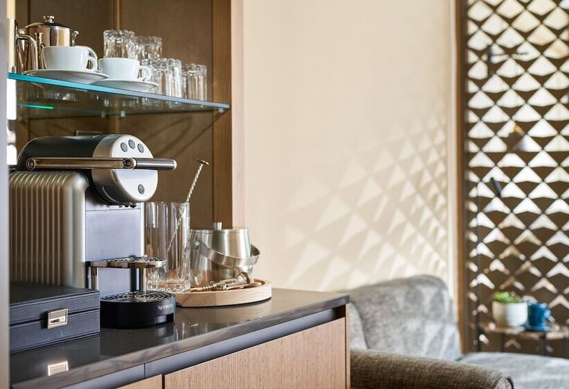 스탠다드 스튜디오, Herbert Park Hotel And Park Residence