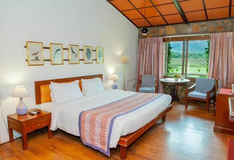 デラックスルーム, Shikarbadi Hotel   By The Lake Heritage By Hrh Group Of Hotels