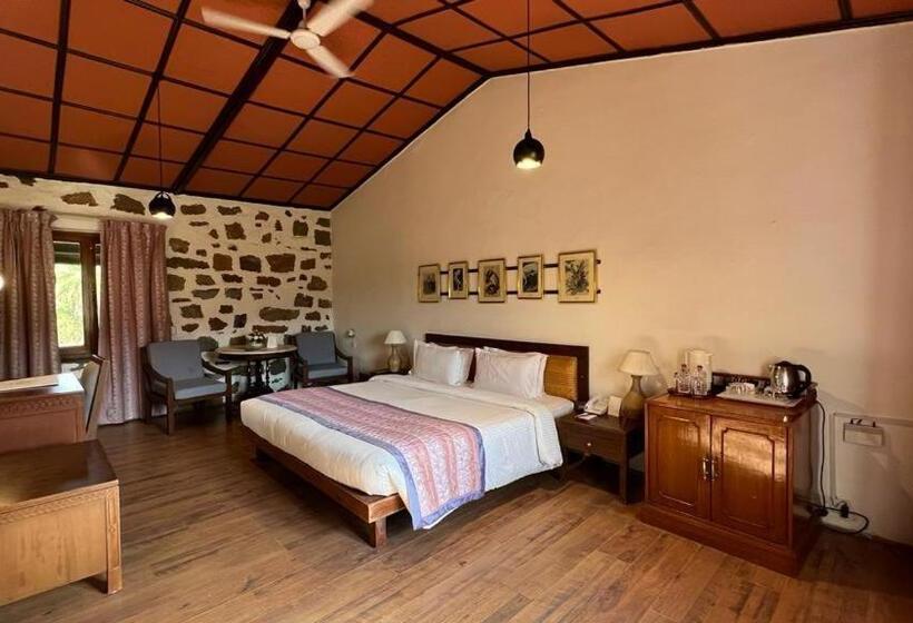 デラックスルーム, Shikarbadi Hotel   By The Lake Heritage By Hrh Group Of Hotels