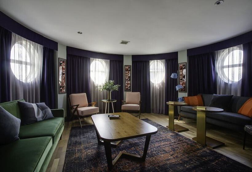 行政房间, The Alex