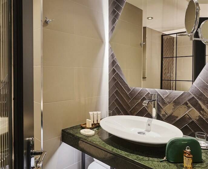 行政房间, The Alex