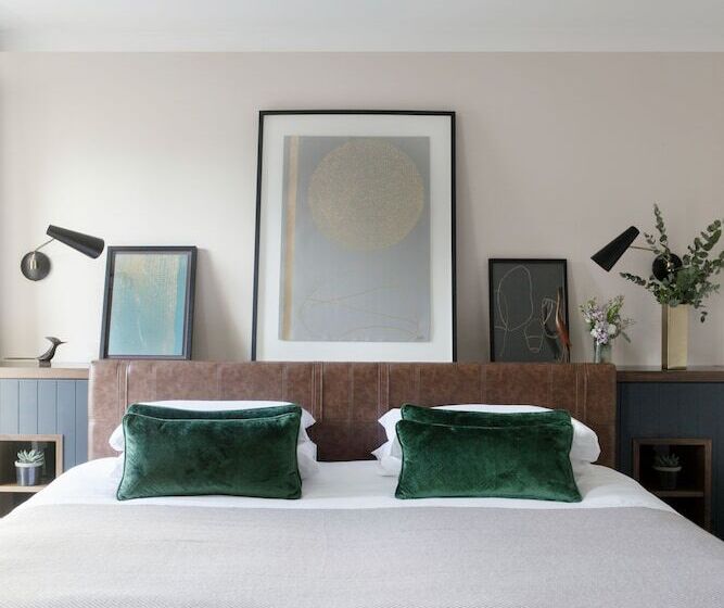 行政房间, The Alex