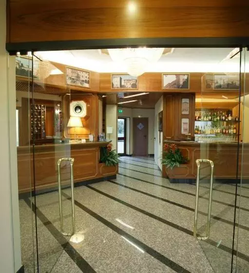 اتاق اجرایی یک تخته, Alexander