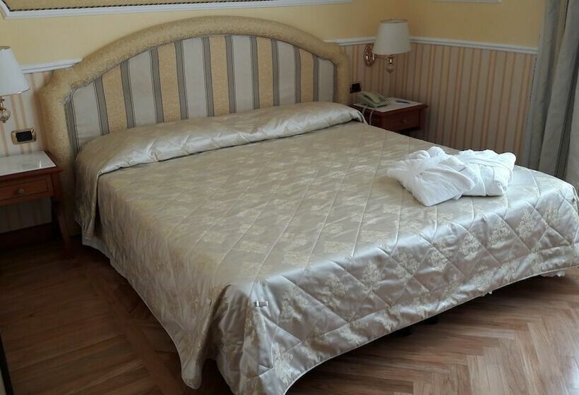 标准三人间, Andreola Central