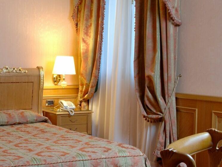 高级大房间, Andreola Central