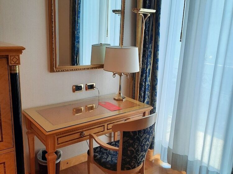 高级大房间, Andreola Central