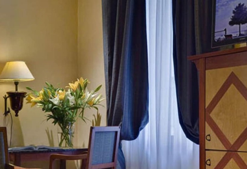 اتاق استاندارد سه نفره, Corona D'italia