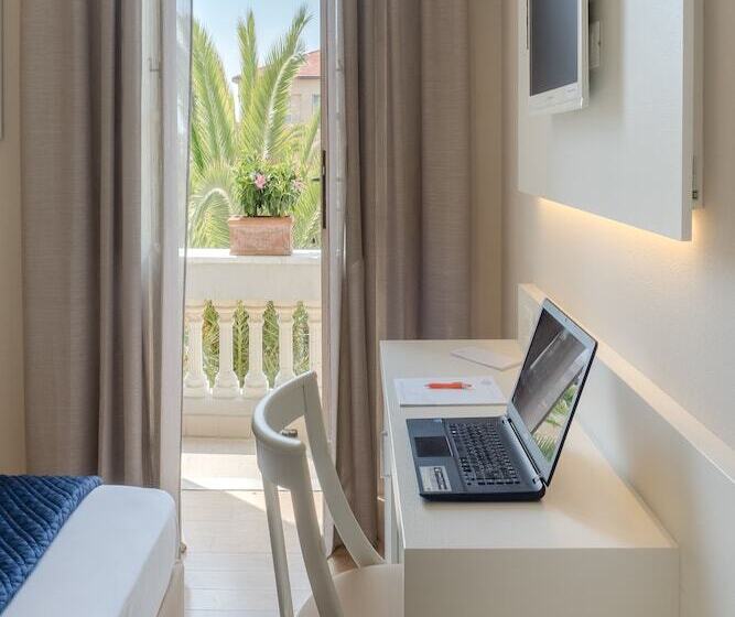 غرفة ديلوكس مطلة على حمام السباحة, Europa