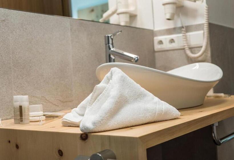 Номер Deluxe, Gampen