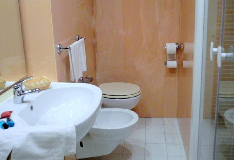 חדר סטנדרט לשלושה, Le Renaie