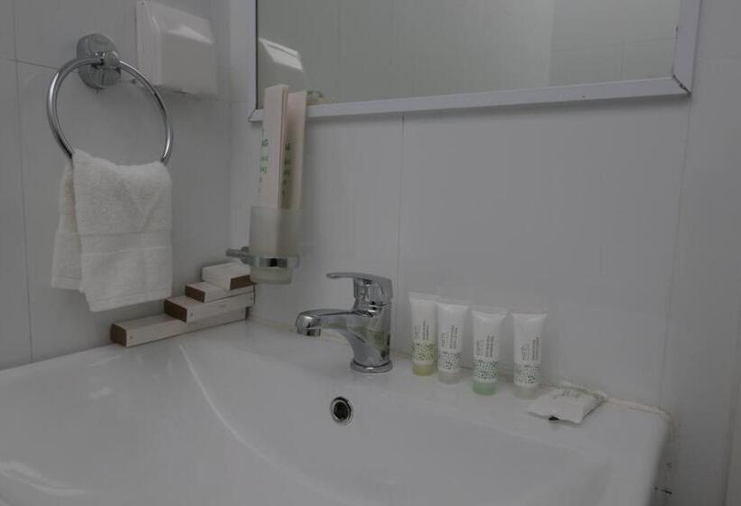 اتاق لوکس, Scuba Inn