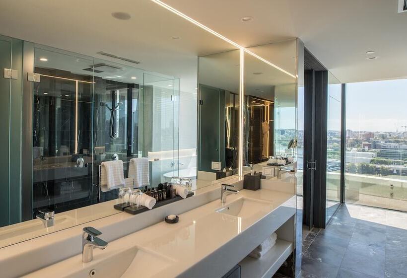 جناح, Emporium Hotel South Bank