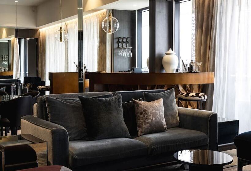 جناح, Emporium Hotel South Bank