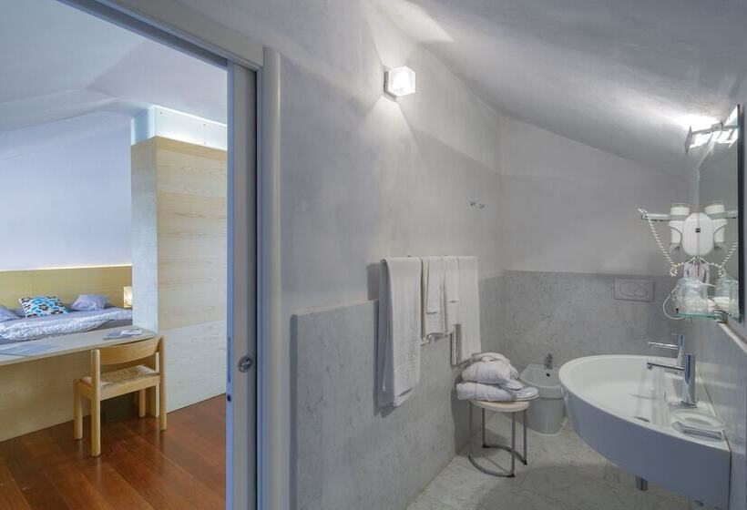 غرفة قياسية ثلاثية, Locanda Dell'angelo