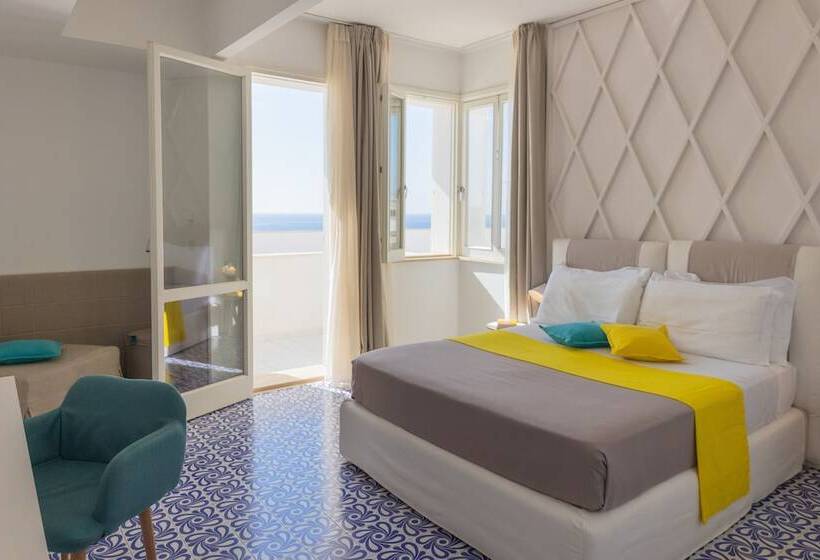 اتاق سه نفره سوپریور با چشم‌انداز دریا, Grand Hotel Riviera   Cdshotels