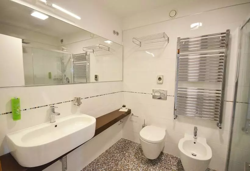 سوییت جونیور با چشم‌انداز جانبی دریا, Laguna Park Hotel 4superior