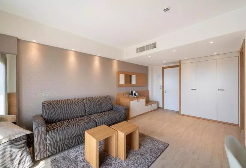 سوییت جونیور با چشم‌انداز جانبی دریا, Laguna Park Hotel 4superior