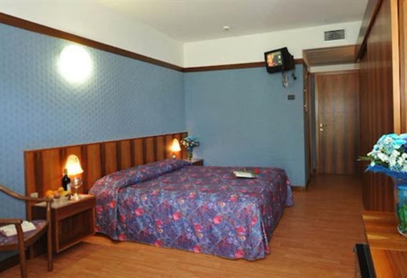 Номер Стандарт Трехместный, Park Hotel Oasi