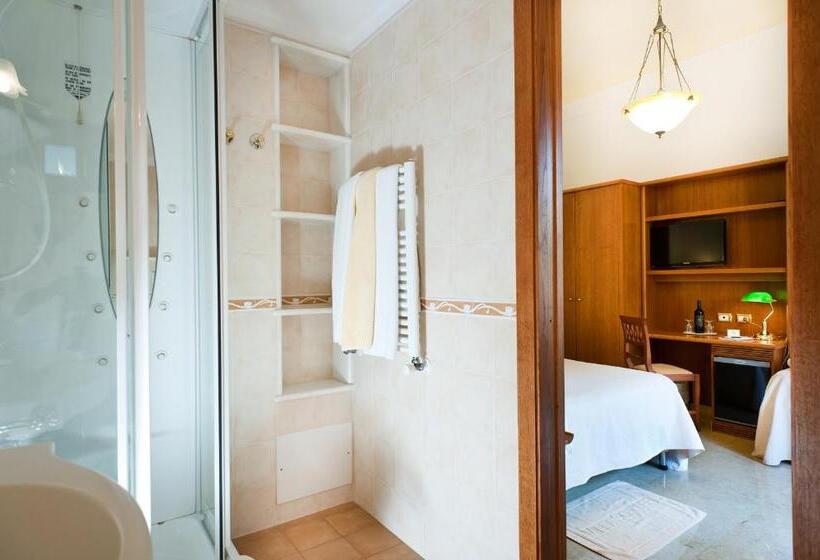 Camera Tripla Standard Vista Giardino, Villa Schuler