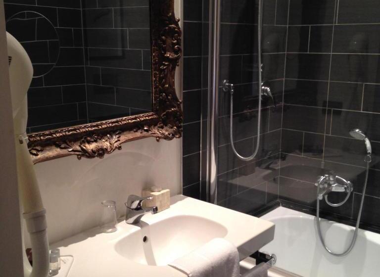 高级三人间, Rechigi Hotel Adults Only