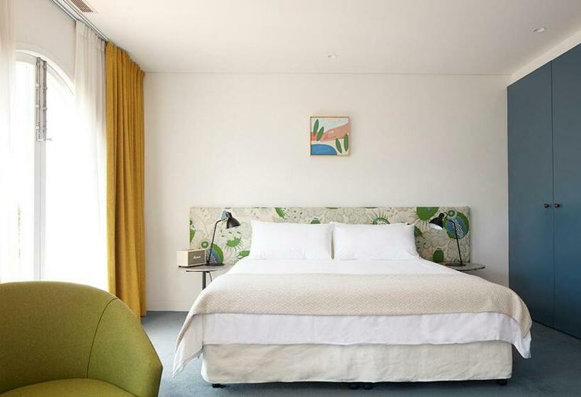 اتاق استاندارد با چشمانداز, Ravesis