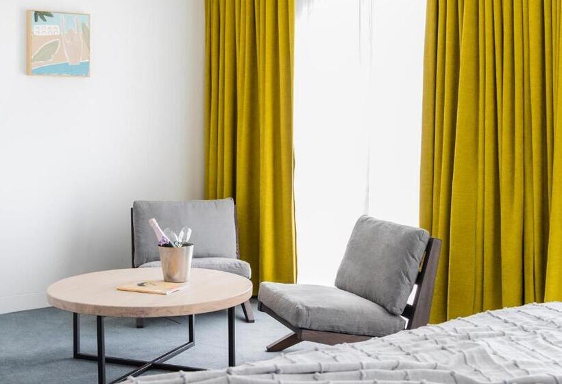 اتاق استاندارد با چشمانداز, Ravesis