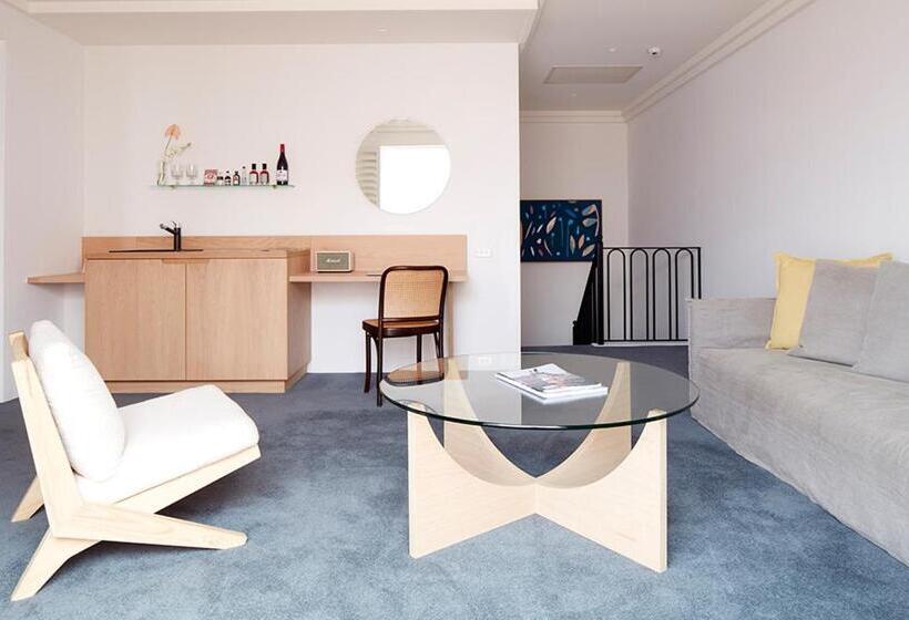 سوئیت با تخت بزرگ, Ravesis