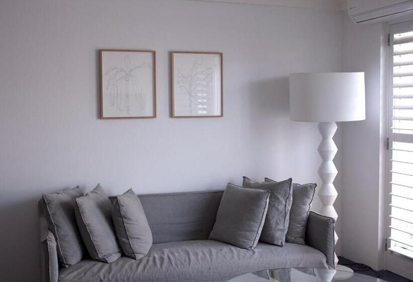 سوئیت با تخت بزرگ, Ravesis