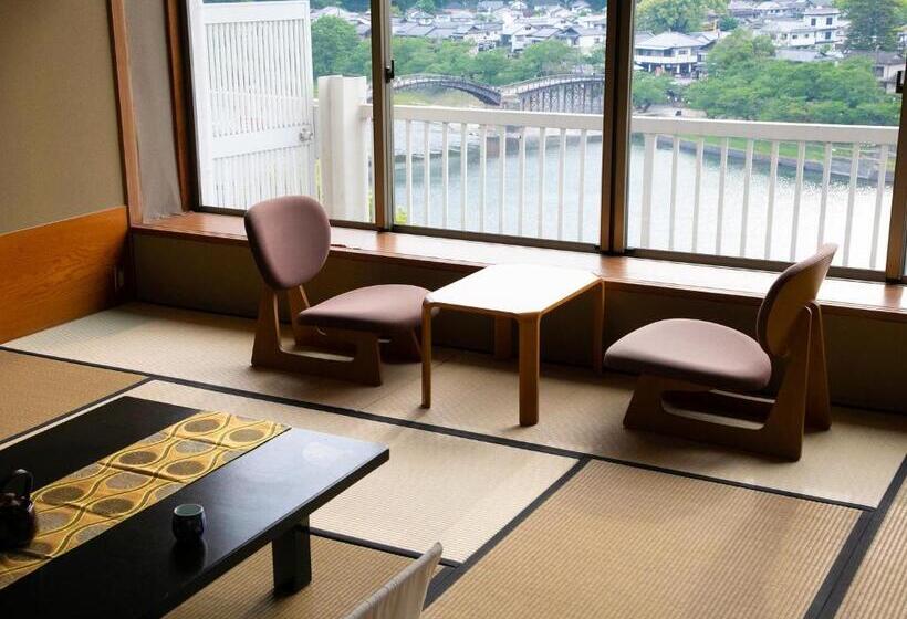 סוויטה עם נוף לנהר, Iwakuni Kokusai Kanko