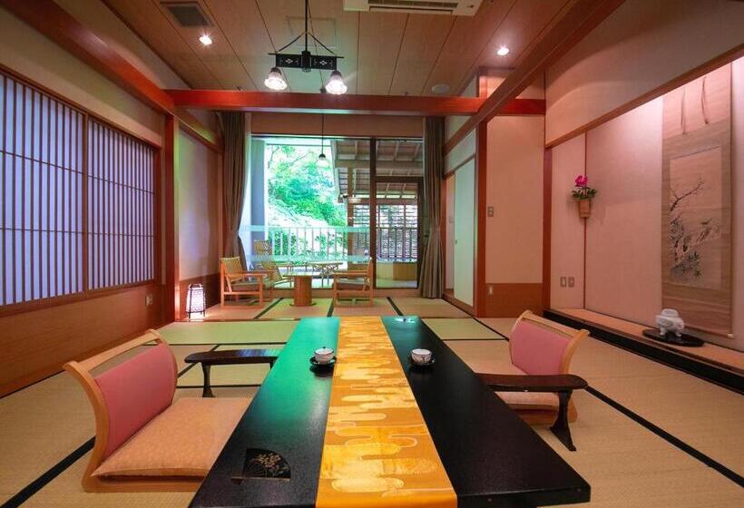 סוויטה עם ג'קוזי, Iwakuni Kokusai Kanko