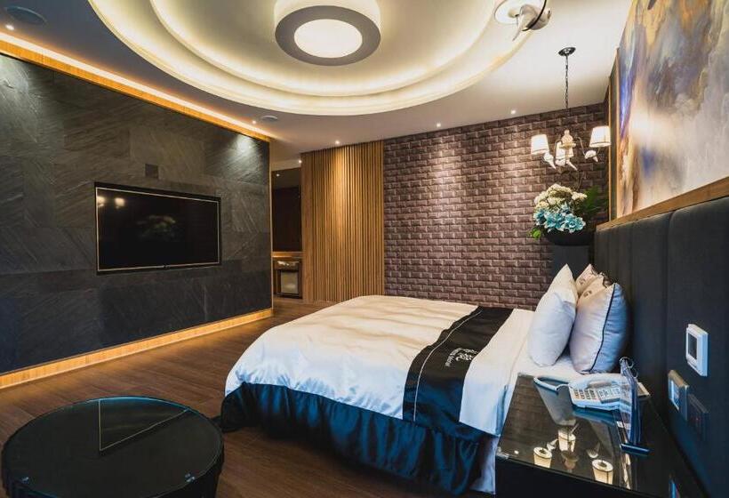 اتاق استاندارد, Aquarius Motel