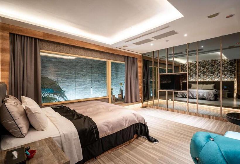 اتاق عادی, Aquarius Motel