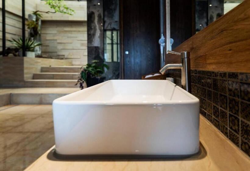 اتاق لوکس, Aquarius Motel