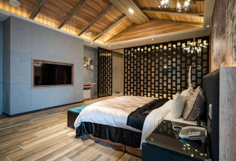 اتاق لوکس, Aquarius Motel