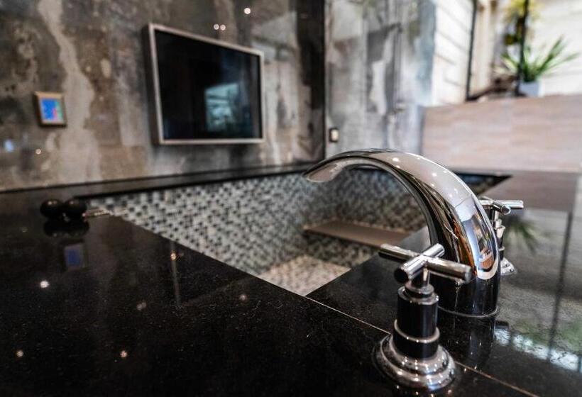 اتاق لوکس, Aquarius Motel