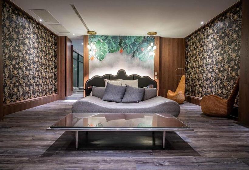 اتاق راحتی, Aquarius Motel