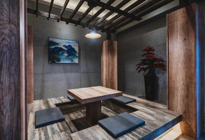 اتاق راحتی, Aquarius Motel