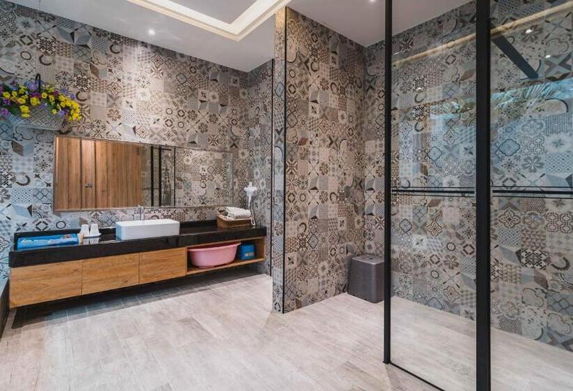 اتاق خانوادگی, Aquarius Motel