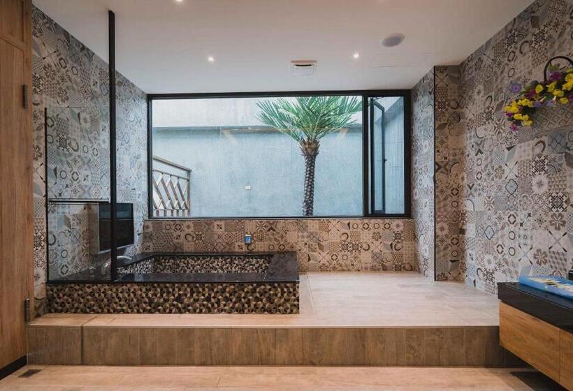 اتاق خانوادگی, Aquarius Motel