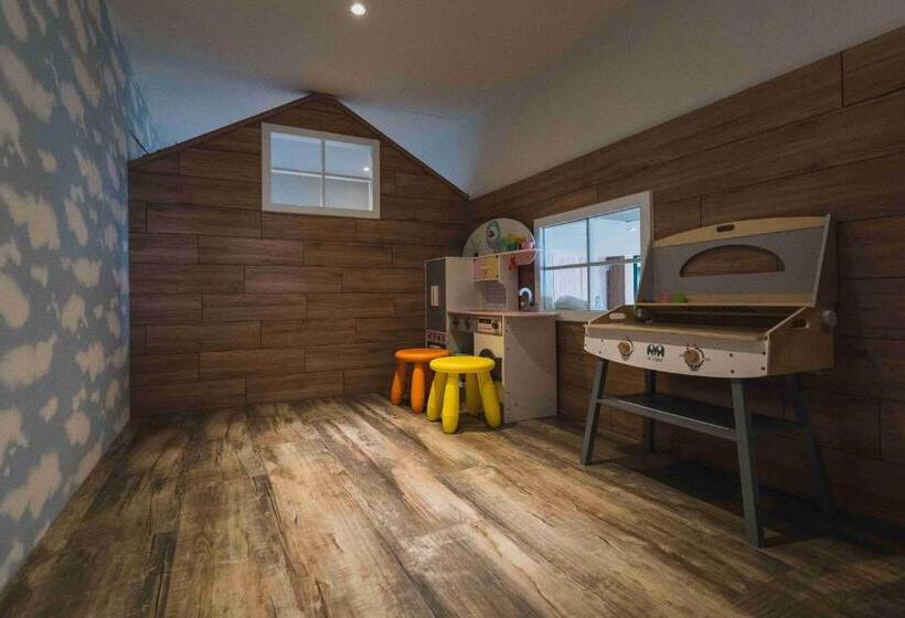 اتاق خانوادگی, Aquarius Motel