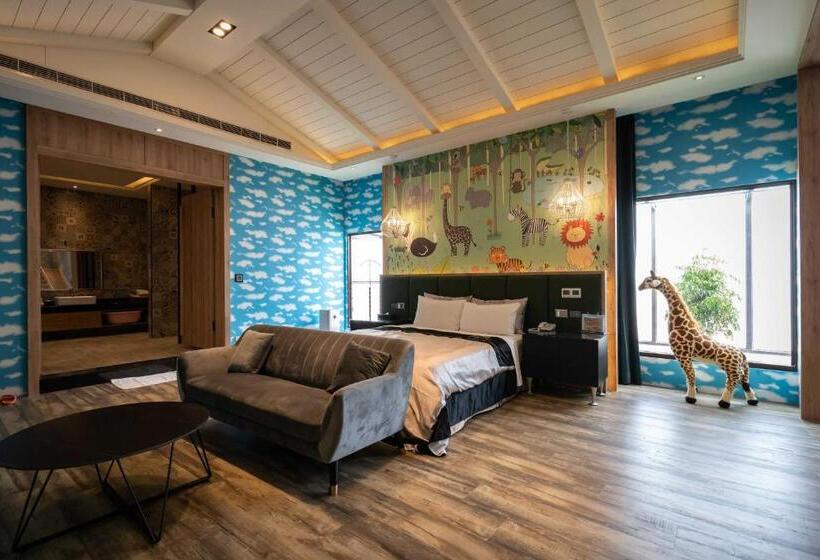 اتاق خانوادگی, Aquarius Motel