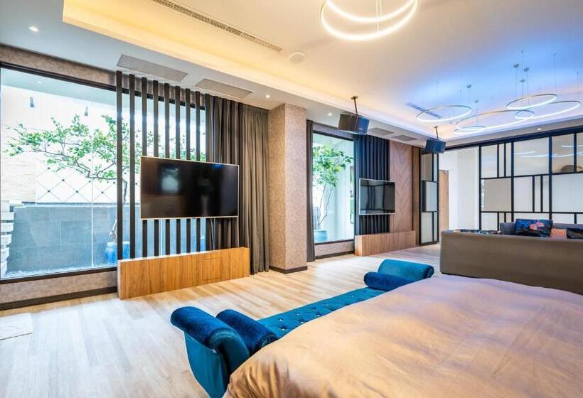 اتاق استاندارد با چشم‌انداز استخر, Aquarius Motel