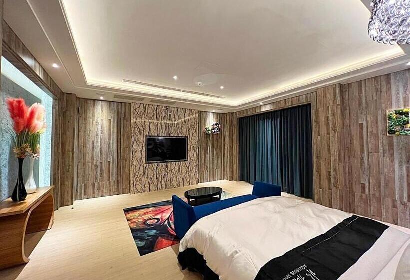 اتاق لوکس با تخت بزرگ, Aquarius Motel